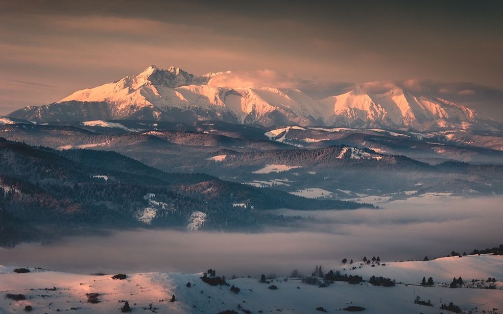 Czy oprócz miłości do fotografii, jest w Twoim artystycznym sercu miejsce na coś jeszcze?
Moją wielką pasją są wycieczki górskie, a skoro one posiadają w sobie tyle uroku – staram się zatrzymać te piękne chwile na fotografiach. W ten sposób łączę ze sobą dwie pasje, a w dodatku całkowicie się wyciszam, ponieważ kocham panującą w górach ciszę i piękno natury.
