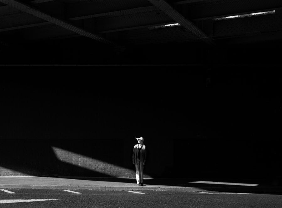 Fotograf chciał pokazać uniwersalne miasto, więc unikał charakterystycznych miejsc, dzięki czemu tło może być jakimkolwiek zurbanizowanym miejscem.