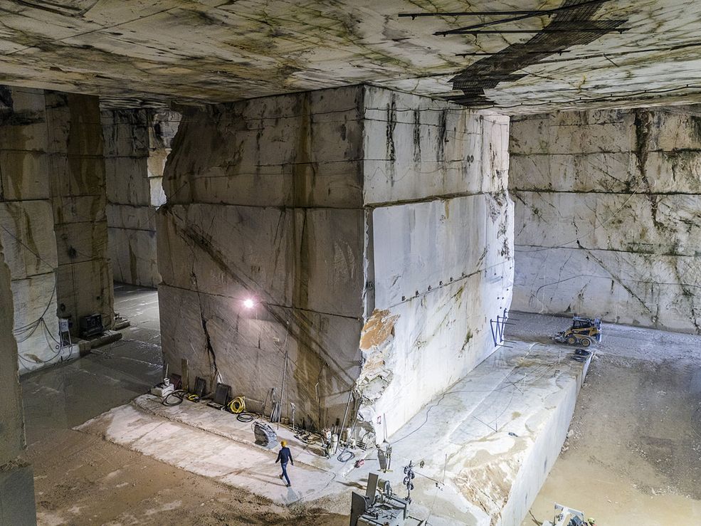 Trzeci grant trafił w ręce Luca Locatelli, który zwyciężył w kategorii "Krajobraz". W ramach projektu "Materia: How we live on this planet", który realizuje już od pięciu lat, Luca bada reakcje ludzkości na wciąż rosnące zagrożenia środowiskowe i populacyjne na ziemi. Skupił się na uchwyceniu obrazów miast, które według niego łączą w sobie tradycje i nowoczesność.