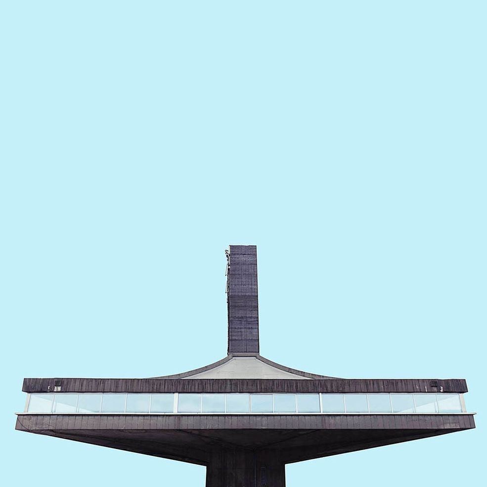 Projekt Minimal Belgrade to seria artystycznych portretów architektury. Nahmijas fotografuje budynki z połowy XX wieku, będące ikoną socjalistycznego modernizmu, socrealizmu lub jak wolicie – późnego brutalizmu.