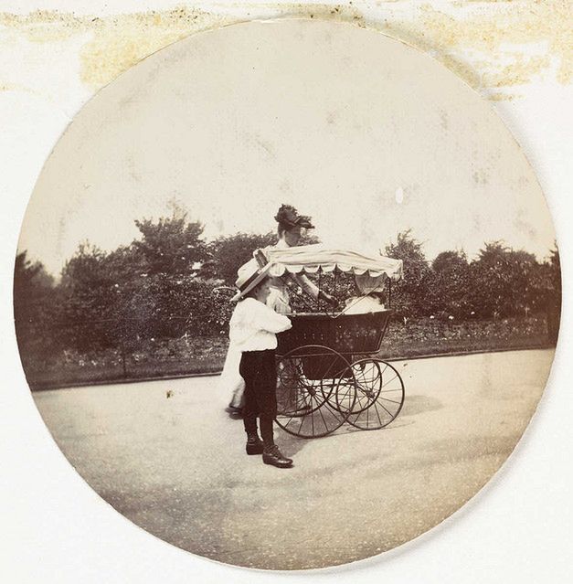 7 Po skończeniu rolki cały aparat trzeba było odesłać do fabryki. Za 10 dol. Kodak wywoływał go i robił odbitki, potem odsyłał wszystko do klienta.
© National Media Museum