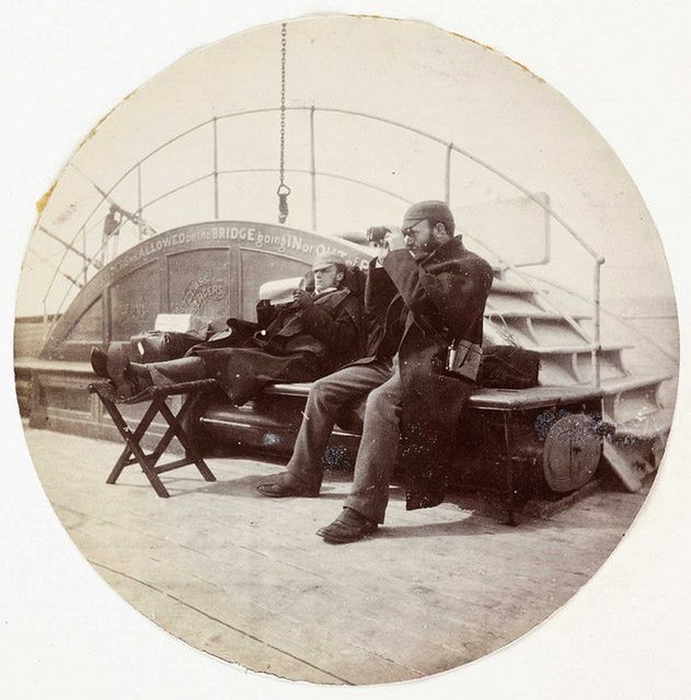 3 Kodak No.1 to drewniana skrzynka obciągnięta skórą, na tyle mała i lekka (900 g), że można ją trzymać w dłoniach.
© National Media Museum