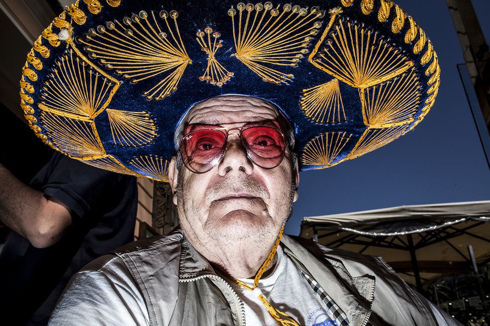 Pasję do fotografii oraz podstawy tej sztuki odziedziczył po swoim ojcu. Później doskonalił swoje umiejętności w praktyce - fotografując najpierw dla siebie, a później także dla gazet codziennych, agencji fotograficznych i turystycznych.