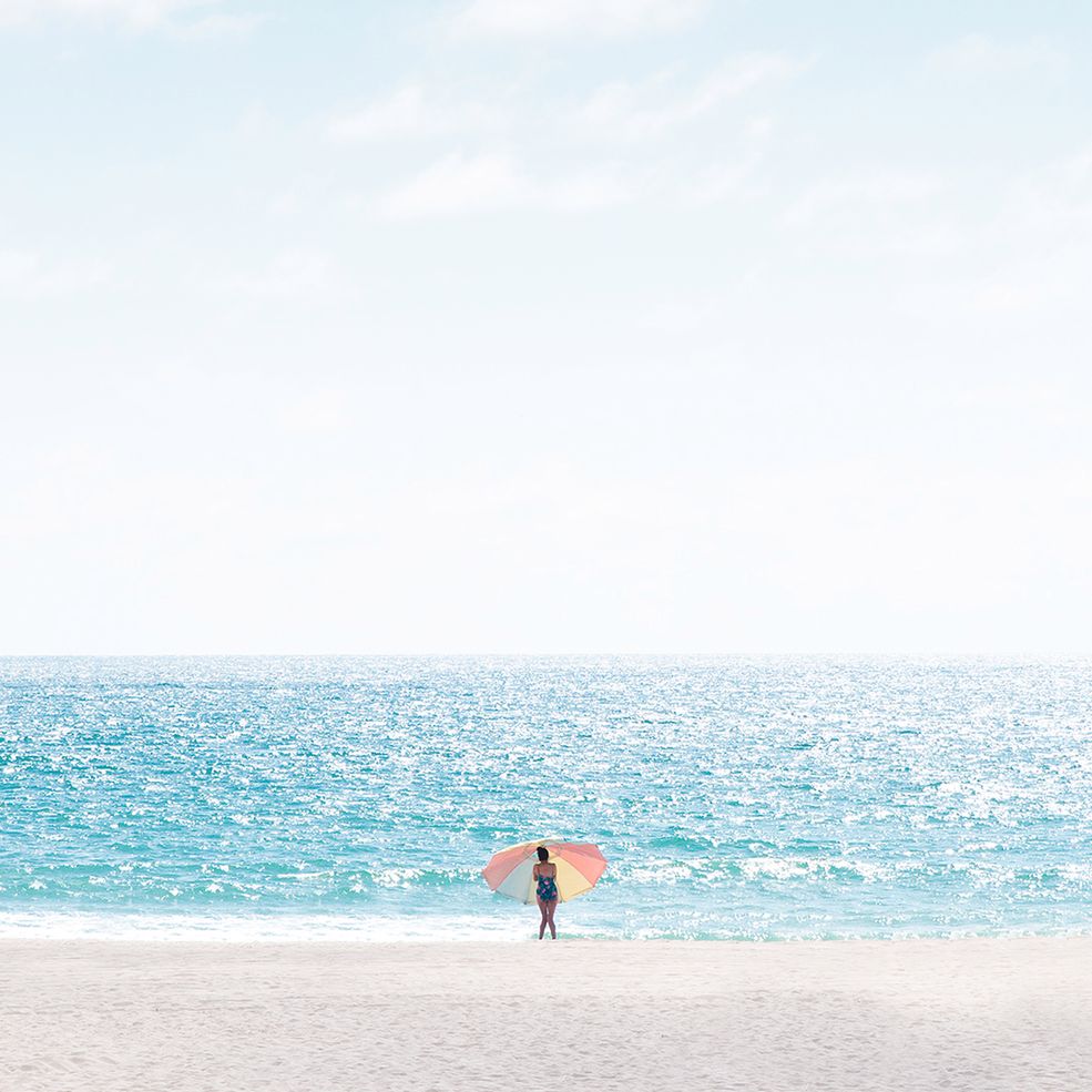 Plaża to popularny temat fotograficzny, bez względu na gatunek fotografii. Najczęściej utożsamiamy ją z wesołym tłumem, fotografią z dronów i krajobrazami z zachodzącym słońcem. Zdjęcia plaży i nadmorskie krajobrazy sfotografowane w słoneczny letni dzień raczej nie kojarzą się nam z samotnością. Właśnie samotni plażowicze są tematem zdjęć Davida Behara z Los Angeles, który uchwycił ich na jednej z najpiękniejszych plaż w Kalifornii.