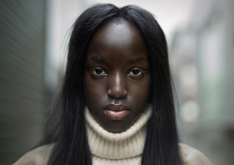 Zdobywcą III miejsca w konkursie Wessing Photographic Portrait Prize 2015 jest Peter Zalewski za portret zatytułowany „Nyaueth”. Fotogtal urodził się w Detroit (USA). W późnych latach 80. przeniósł się do Londynu, gdzie studiował projektowanie graficzne na tamtejszej Politechnice. Zafascynowany wielkomiejskim życiem stolicy Wielkiej Brytanii Zalewski zaczął fotografować mieszkańców miasta.
Nagrodzona fotografia zostałą zrobiona w okolicach Oxfordu i jest częścią serii „Beautiful Strangers”. Cenem projektu jest ukazanie tradycyjnego piękna w serii spontanicznych i mocnych ulicznych portretów, które Zalewski wykonuje zwracającym jego uwagę przechodniom.