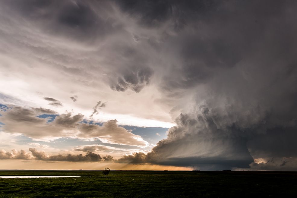 Fotografowanie burz jest chyba bardzo niebezpieczne. Jak sobie z tym radzicie?
Fotografowanie tornad i burz z zachowaniem bezpieczeństwa to nie lada wyzwanie. Musisz być skoncentrowany cały czas, musisz zachować spokój i opanować stres. Kiedy warunki są jednak spokojniejsze – to doświadczenie jest niemalże jak medytacja. Podglądanie pogody, która zapewnia piękne widowiska, naprawdę uspakaja.
Każda burza jest innym, nowym doświadczeniem. Czasem sami nie możemy uwierzyć w to, co widzimy.