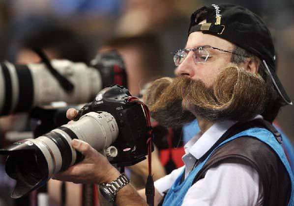 9 W tłumie fotoreporterów na stadionie szara "elka" nie wystarczy, aby się wyróżnić ;)
