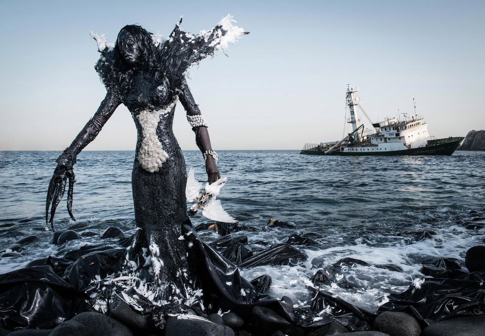 Fabrice Monteiro to fotograf, były model z Dakaru w Senegalu. Stworzył ciekawy cykl zdjęć “The Prophecy” (Proroctwo), który koncentruje się na dewastacji środowiska naturalnego. Na swoich zdjęciach umieścił modelki w strojach stworzonych ze śmieci przez senegalskiego projektanta mody Doulsy . Elementy kostiumów zostały znalezione w lokalizacjach, w których były wykonywane zdjęcia.