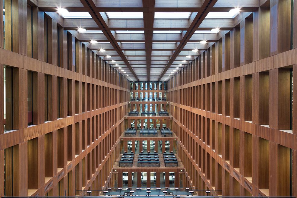 Krautgartner zauważa, że wiele bibliotek to nie tylko miejsca dla moli książkowych, ale również doskonałe konstrukcje architektoniczne, które przyciągają miłośników kunsztu budowlanego. Postanowił oddać im hołd i zaprezentować najlepsze biblioteki, które odwiedził w interesującej odsłonie.