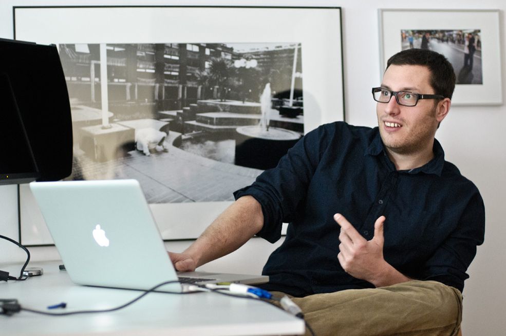 4 Nieodłącznym towarzyszem "Grzędy" jest MacBook Pro ;) © Krzysztof Basel