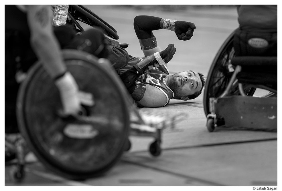 Wystawa Murderball to skondensowany zapis najczystszych sportowych emocji. Opowieść o sportowej pasji zawodników, którzy, aby móc realizować się w sporcie, muszą pokonywać przede wszystkim samych siebie i swoje ograniczenia. To historia o sportowcach, dla których przeszkody nie istnieją.