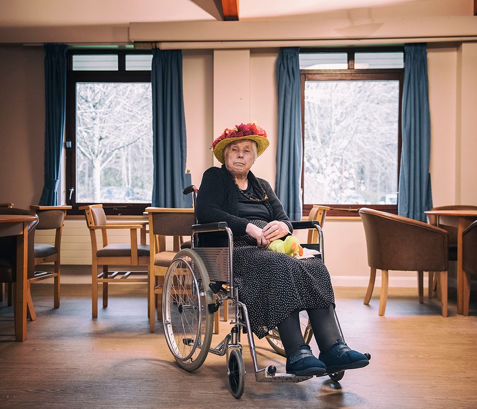 Co sprawiło, że zainteresowałaś się fotografią dokumentalną?
Moje podejście do fotografii zmieniło się wraz ze śmiercią mojej mamy. Fotografia stała się dla mnie formą autoterapii. Z pojedynczych zdjęć przestawiłam się na cykle. Podejmuję się tematów, które mnie osobiście dotykają, które chcę zgłębić i moimi oczami przedstawić szerszej publiczności.