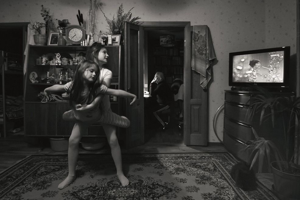 A teraz to, na co wszyscy czekamy. Chylimy czoła przed naszą polską reprezentacją w świecie fotografii dziecięcej:
Alicją Brodowicz (2 miejsce w kat. Conceptual & Photo Manipulation, 2 miejsce w kat. Fine Art, wyróżnienie w kat. Portrait), Marcinem Glabusem (nominacja w kat. Portrait), Moniką Strzelecką (wyróżnienie oraz podwójna nominacja w kat. Portrait, wyróżnienie w kat. Documentary & Street), Rafałem Kijasem (nominacja w kat. Portrait), Ewą Ćwikłą (1 miejsce i wyróżnienie w kat. Conceptual & Photo Manipulation, potrójne wyróżnienie w kat. Portait, wyróżnienie oraz nominacja w kat. Fine Art), Karoliną Piórkowską (3 miejsce, wyróżnienie i nominacja w kat. Lifestyle, nominacja w kat. Portrait, wyróżnienie w kat. Fine Art), Karoliną Warzyniak (1 miejsce w kat. Lifestyle, nominacja w kat. Portrait), Izabelą Urbaniak (nominacja w kat. Fine Art, wyróżnienie i podwójna nominacja w kat. Documentary & Street), Agnieszką Maruszczyk (nominacja w kat. Lifestyle), Aleksandrą Kus (nominacja w kat. Lifestyle, nominacja w kat. Documentary & Street), Magdaleną Hutchins (1 miejsce w kat. Documentary & Street), Anną Bielasik (podwójna nominacja w kat. Documentary & Street), Anną Kuncewicz (1 miejsce w kat. Silhouette), Mariolą Glajcar (3 miejsce, wyróżnienie i nominacja w kat. Conceptual & Photo Manipulation).