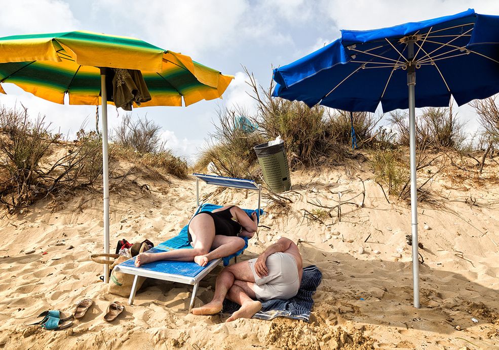 Możesz opowiedzieć o swoim projekcie „Italian Summer”?
Zrobiłem te zdjęcia w różnych miejscach we Włoszech. Były to: sycylijska wyspa Salina, Salento w Apulii oraz Forte dei Marmi w Toskanii. Szukałem ludzi w każdym wieku, pochodzacych z różnych struktur społecznych, z nadzieją, że znajdę jeden wspólny mianownik u nich wszystkich – ironię.
Sama nazwa – „Italian Summer” - pochodzi od okresu w ciągu roku, w którym Włosi mogą wyrazić swoją lekkość bytu oraz pokazać ich miłość do życia.