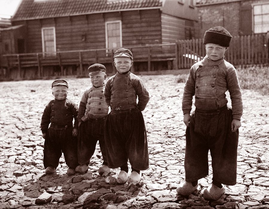 Wyjątkową "kapsułę czasu" odnalazł 25 lat temu Bill Nelson, entuzjasta dawnych fotografii. W domu, który został wystawiony na sprzedaż, znalazł paczkę z negatywami. Nieznany fotograf wykonał te zdjęcia podczas podróży po Europie w… 1904 roku.