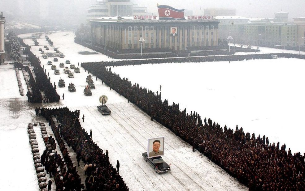 5 ... tak oto Korean Central News Agency udostępniła swoją fotografię z pogrzebu Kim Dzong Ila, wykonaną dosłownie sekundy po zdjęciu Kyodo News, pokazanym wcześniej. Widać tu piękny przykład fotomanipulacji. Śnieg jest bardziej biały, a czarne linie widzów bardziej proste. Przyjrzyjmy się bliżej...