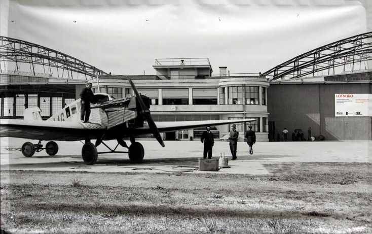 Van de Poll po raz pierwszy przyjechał do Warszawy w maju 1934 r. przy okazji otwarcia portu lotniczego na Okęciu. Zafascynowany naszym krajem powrócił w listopadzie, aby odbyć podróż po całej Polsce.