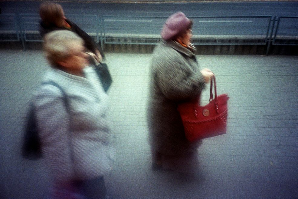 Wspominasz o skanowaniu. W dzisiejszych czasach rzadko już fotografuje się na filmie. Czym robisz zdjęcia?
Preferuję pracę aparatami analogowymi. Do cyfry wciąż nie mogę się przekonać. W swojej kolekcji mam kilka aparatów, jednak najbardziej lubię fotografować Olympusem MJU II. To świetny i mały aparat. Zawsze mam go w kieszeni. Lubię też fotografować aparatem Mamiya 7 II. Jest to średnioformatowy dalmierz, który daje więcej możliwości, a zarazem jest dość kompaktowy, mały.