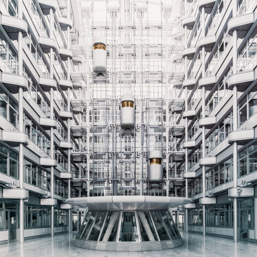 Młody niemiecki fotograf. Tym, co zainteresowało mnie w jego fotografiach, jest plastyczne podejście do architektury. Na jego zdjęciach wydaje się ona tylko narzędziem do tworzenia obrazów.