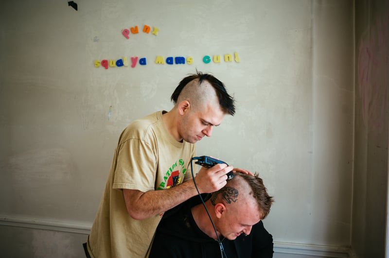 Fotograf zwraca uwagę na to, że wiele osób może nie zgadzać się z ideą squattingu, ale w okolicach miasta Leeds znajduje się naprawdę dużo opuszczonych budynków, które stoją puste od wielu lat. Grupa, którą pokazał zamieszkuje jeden z nich. Ich życie nie należy do specjalnie luksusowego, ale chociaż w tej formie mają to, co powinien mieć każdy człowiek – dach nad głową.