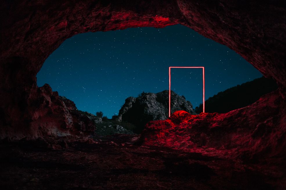 Hiszpańska nazwa „La Linea Roja” jest nawiązaniem do miejsca, w którym fotografował Nicolas. Wybrał Hiszpanię, ponieważ szukał czegoś nowego. Mimo miłości do Francji, upodobał sobie to miejsce, ponieważ odpowiadało mu estetycznie i to właśnie tam natura przejawia się w różnych surrealistycznych formach.