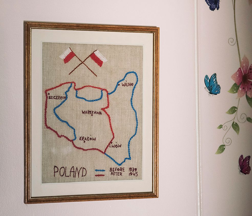 To chyba dość czasochłonne zajęcie, prawda? Swoją drogą – jakie są początki materiału o Ilford Park Polish Home, dzięki któremu zdobyłaś I miejsce w kategorii „Życie codziennie” na tegorocznej edycji Grand Press Photo?
Poświęcam bardzo dużo czasu na tworzenie osobistych projektów. Materiał o Ilford Park jest jednym z nich. Zaczęło się od mojego wujka, który miał podobną historię, jak rezydenci „Małej Polski”. Gdy tylko dowiedziałam się o Ilford Park, postanowiłam zrobić o tym miejscu materiał.
Ponad rok starałam się o różne dofinansowania na podjęcie tego projektu. Dopiero w tym roku, dzięki stypendium Ministra Kultury i Dziedzictwa Narodowego mogłam przystąpić do działania.
Spędziłam w tym niezwykłym miejscu ponad dwa miesiące rozmawiając z rezydentami, obserwując ich życie codzienne, różne wydarzenia, zwyczaje, gesty itp. Wkrótce planuję tam powrócić. Czuję, że jest jeszcze wiele do opowiedzenia.