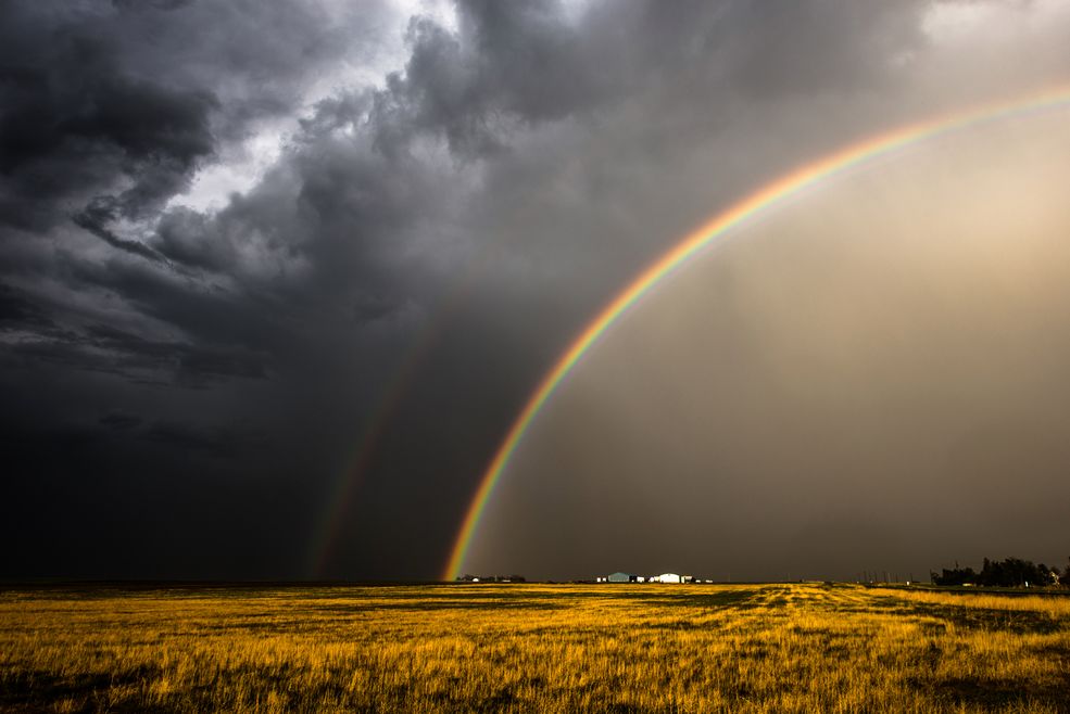 Jakiego sprzętu używacie do fotografowania burz?
Tim używa Canona EOS 5Ds r i 5D Mark IV z szerokokątnymi obiektywami, w tym 11-24 mm oraz 16-35 mm. Ja robię zdjęcia Nikonem D610 z obiektywem 14-24 mm. Mam też 70-200 mm f/2.8, który pozwala mi sfotografować detale burz. W tym roku sezon zaczyna się dla nas 14 maja. Będę wtedy sprawdzała Nikona D500, który powinien lepiej sobie radzić w trudnych warunkach oświetleniowych z ustawianiem ostrości, co jest kluczową kwestią w tego typu fotografii.