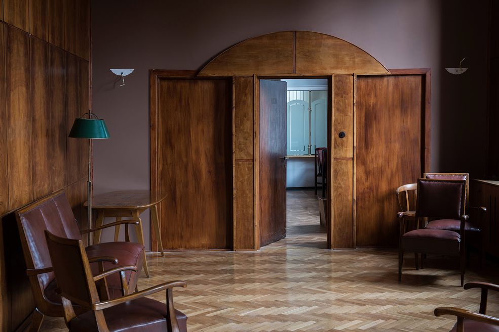 Karol Pałka zajmuje się filmem dokumentalnym i pracuje z ludźmi. Zaczął realizować materiał o Hotelu Polana, ponieważ szukał tematu, który pozwoliłby mu odpocząć od codziennego budowania relacji z bohaterami, a jednocześnie pozwoli na opowiedzenie historii o ludziach. Tytułowy ”Gmach” jest fikcją – nie powinien być rozumiany dosłownie jako fizyczne miejsce, a idea, która runęła.