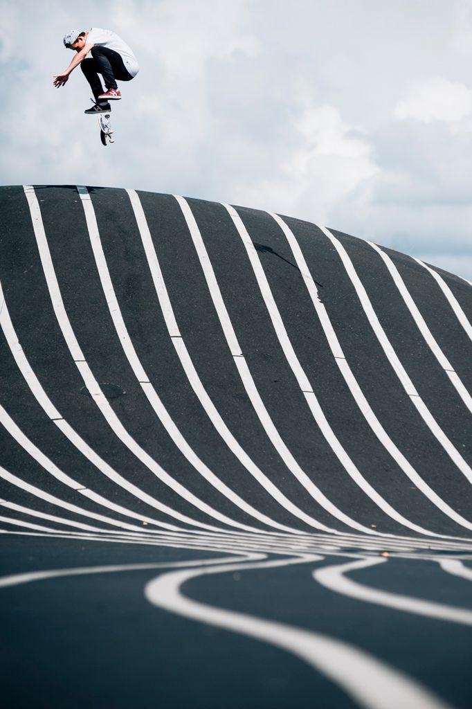Skateboarding i fotografia mają wspólny mianownik: poczucie wolności. Co o tym sądzisz?
Moim zdaniem, pozwala inaczej spojrzeć na świat, stanąć z boku w roli obserwatora i swego rodzaju kronikarza, który prowadzi wizualne zapiski życia osób fotografowanych.