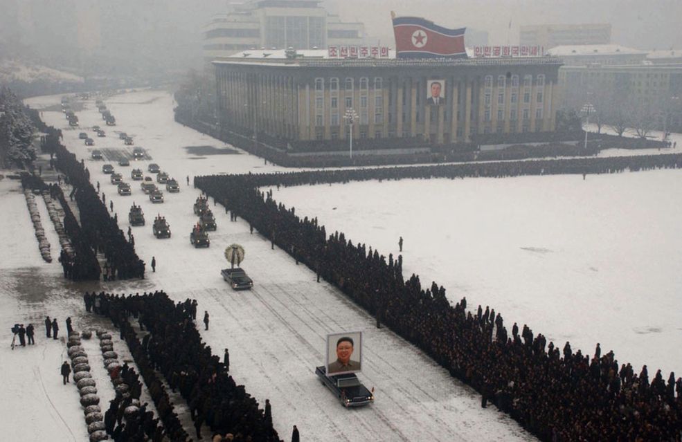 4 Oto oficjalne zdjęcie z pogrzebu Kim Dzong Ila w Korei Północnej wykonane przez fotoreportera agencji Kyodo News. Zdjęcie było publikowane w wielu gazetach i portalach na całym świecie. Władze Korei uznały jednak ten prawdziwy obraz za niewłaściwy...