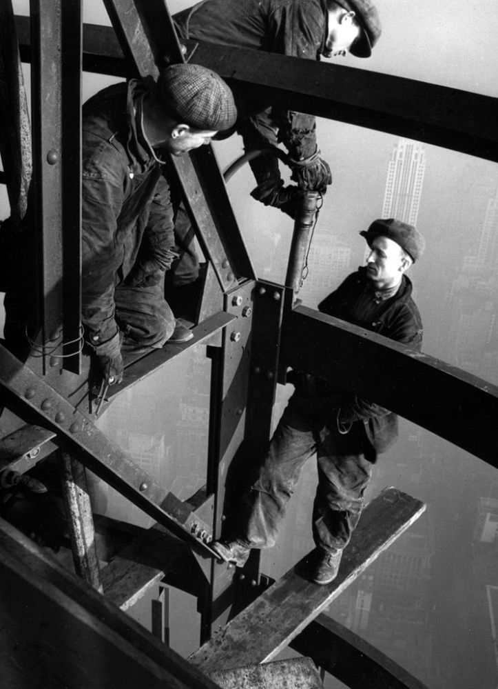 Robotnicy przy budowie Empire State Building 1931 r.
