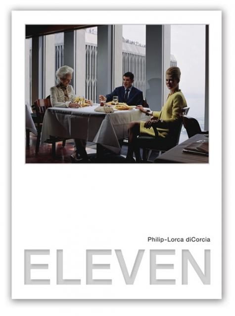 5 DiCorcia często fotografuje anonimowych przechodniów, oświetlając ich tak, że zostają "wyciągnięci" z tłumu, a ich gesty i mimika zostają przez to wyeksponowane tak, że wyglądają jak zaaranżowane.