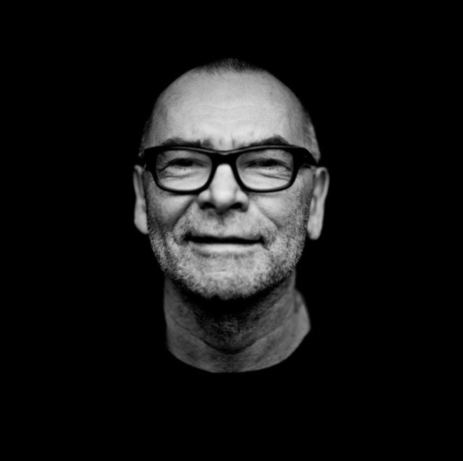 2 Jacek Poremba fotografuje zawodowo od ponad 20 lat. Współpracował z największymi magazynami, instytucjami kultury i agencjami reklamowymi.
Na zdjęciu: Wojciech Waglewski, fot. Jacek Poremba