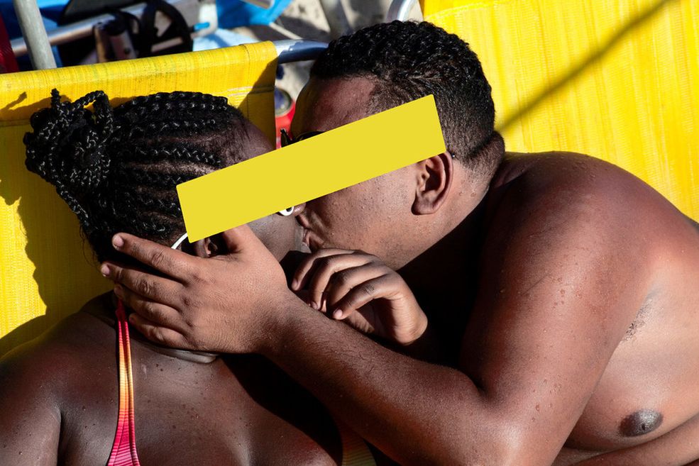 Wykorzystanie kolorowych kropek na twarzach według fotografa porusza kwestię braku możliwości publikowania wizerunku ludzi kąpiących się na plażach Rio.