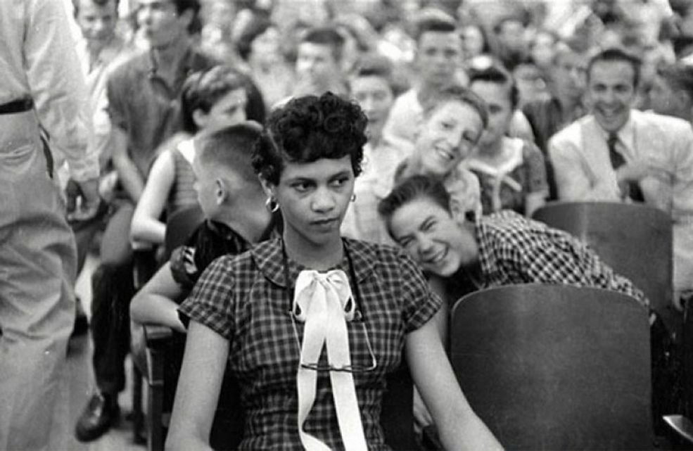 Zdjęcie przed waszymi oczami zostało zrobione w 1957 roku. Przestawia ono Dorothy Counts - pierwszą czarnoskórą dziewczynę w "białej" szkole w Stanach Zjednoczonych. Na fotografii młoda kobieta ma dość zniesmaczoną minę, ponieważ podczas jej robienia była wyśmiewana przez swoich białych kolegów z Chalotte's Harry harding High School.