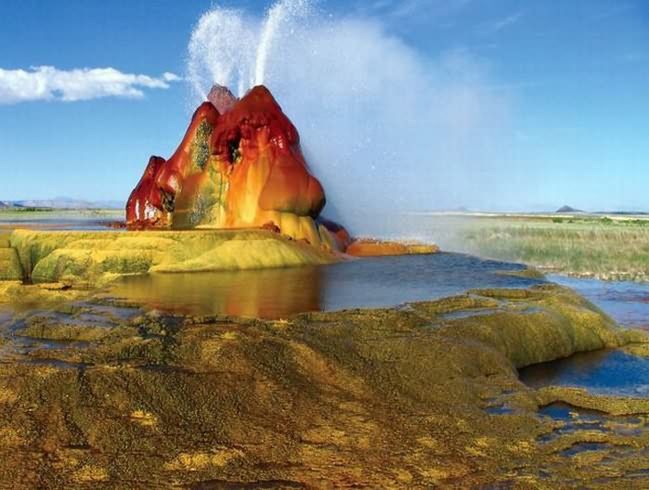 Fly Geyser Fly Geyser to nazwa gejzera znajdującego się w Nevadzie, niedaleko miasteczka o nazwie – Gerlach. Minerały, które gejzer wyrzuca z siebie powodują, że mieni się różnymi kolorami.