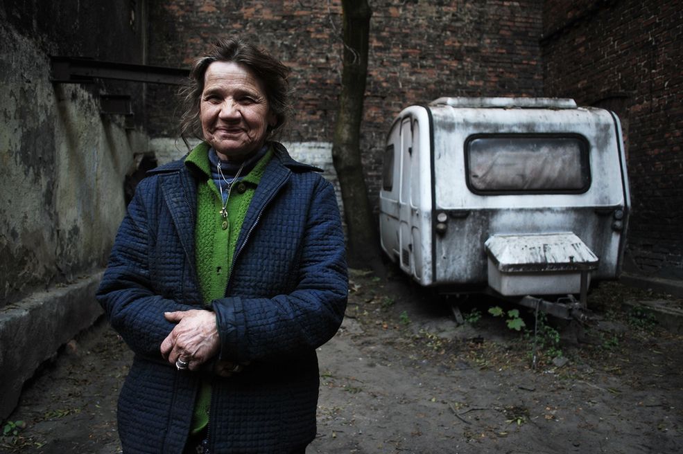 Jakich historii szukasz?
Szukam ludzi z pają, ciekawymi doświadczeniami, sposobem bycia i fotogenicznością. Staram się nie dystansować od moich bohaterów. Dzięki zdobyciu zaufania i zbudowania koleżeńskiej relacji dostaję pozwolenie na wejście w ich świat. Tylko wtedy jest szansa uchwycić to, czego nie widać, co jest ukryte w człowieku.
Jest to arcytrudna sztuka i chociaż już trochę fotografuję to wiem, że jestem dopiero na początku drogi.