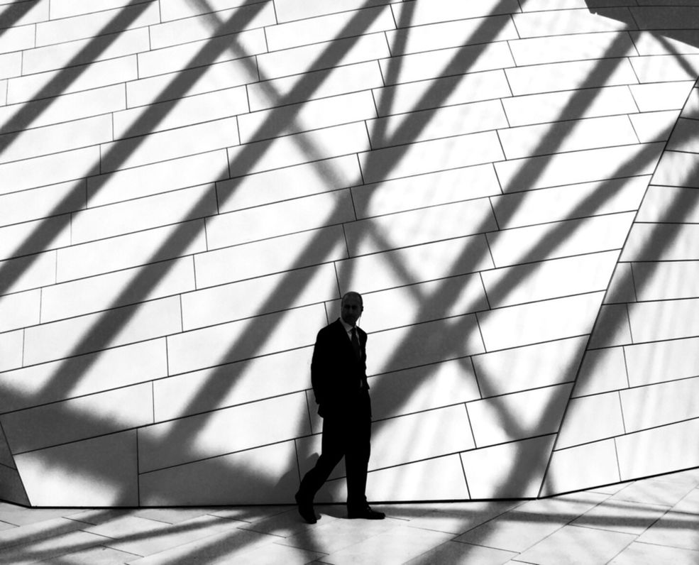 Według fotografa światło w różnych chwilach może ukazywać: drogę ucieczki, celę z kratami, wyspę nadziei lub miecz.
Osoby w projekcie „En Sombra” są metaforą podróży, którą odbywa każdy człowiek w poszukiwaniu odrobiny światła, radości w swoim życiu.