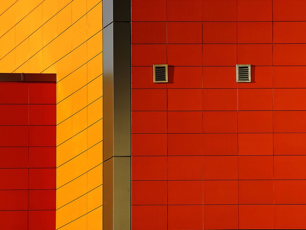 Brzmi to jak prosty przepis na sukces w minimalizmie.
Sama architektura i abstrakcja to za mało. Człowiek – dla fotografii temat nieskończony. Niełatwo jest fotografować ludzi.