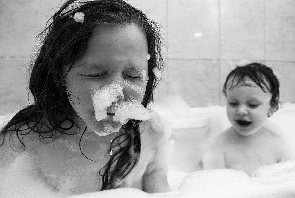 Co pcha Cię do przodu?
Inspiruje mnie głównie miłość i radość. Lubię fotografię reportażową, ale mam dość wszechobecnej biedy, wojny i smutku. Staram się stosować to samo podejście, co inny dokumentaliści, ale szukam szczęścia, uśmiechu i beztroski.
W kwestii fotografów, którzy na mnie wpływają – są to: Alain Laboile, Kirsten Lewis, czy też Izabela Urbaniak. Fantastyczne zdjęcia.