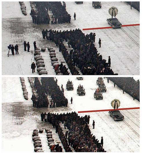6 Porównanie obu fotografii - z Kyodo News oraz Korean Central News Agency. Jasno widać, że na drugim zdjęciu zostali usunięci ludzie z lewej strony, w tym operator kamery, a ślady po nich zatarto. Dla dobrego grafika to żaden problem. Czerwona linia została dodana, aby pokazać, że oba zdjęcia powstały zaledwie chwilę po sobie. Więcej na ten temat przeczytacie na blogu The Lens.