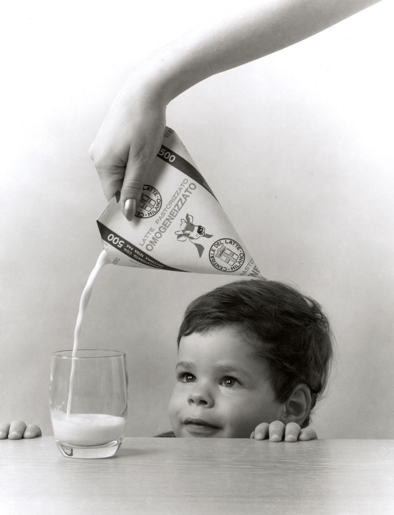 8 Chłopiec w reklamie mleka w kartonie, lata 60., http://www.flickr.com/photos/tetrapak/