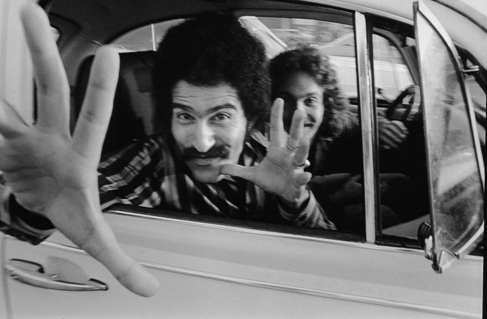 40 lat temu Mike Mandel wymyślił ciekawy projekt. Postanowił sfotografować ludzi, którzy znajdują się w samochodach. Kierowców, pasażerów, kogokolwiek.