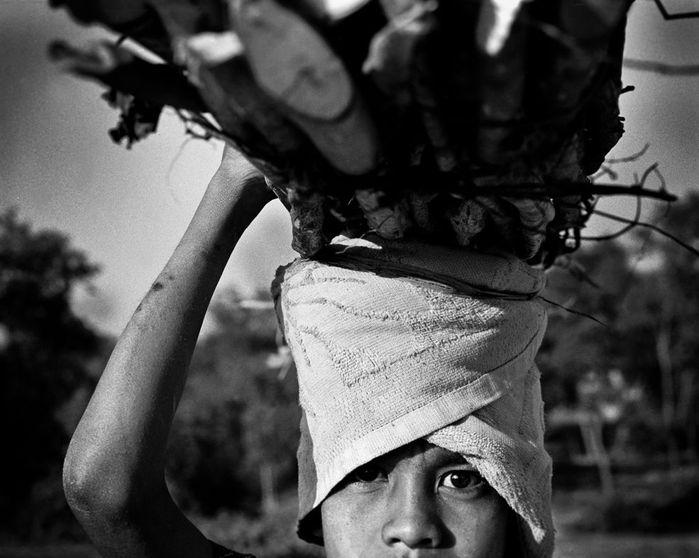 ONZ uważa „Rohingya" za jedną z najbardziej prześladowanych mniejszości na świecie, podczas gdy wiele ośrodków w Birmie postrzega ich, jako nielegalnych imigrantów z Bangladeszu. Sytuacja ta trwa już od prawie 20 lat bez wsparcia innych państw.