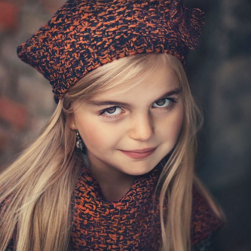 Robienie zdjęć dzieciom stanowczo różni się od pracy z dorosłymi modelami, ale fotografka ma na to sposób: „Wystarczy poopowiadać coś ciekawego, coś pokazać, zacząć rozmawiać o ważnych dla nich rzeczach, przez co można łatwo przekonać dzieci do siebie na tyle, by chciały poświęcić trochę czasu na fajne kadry”.