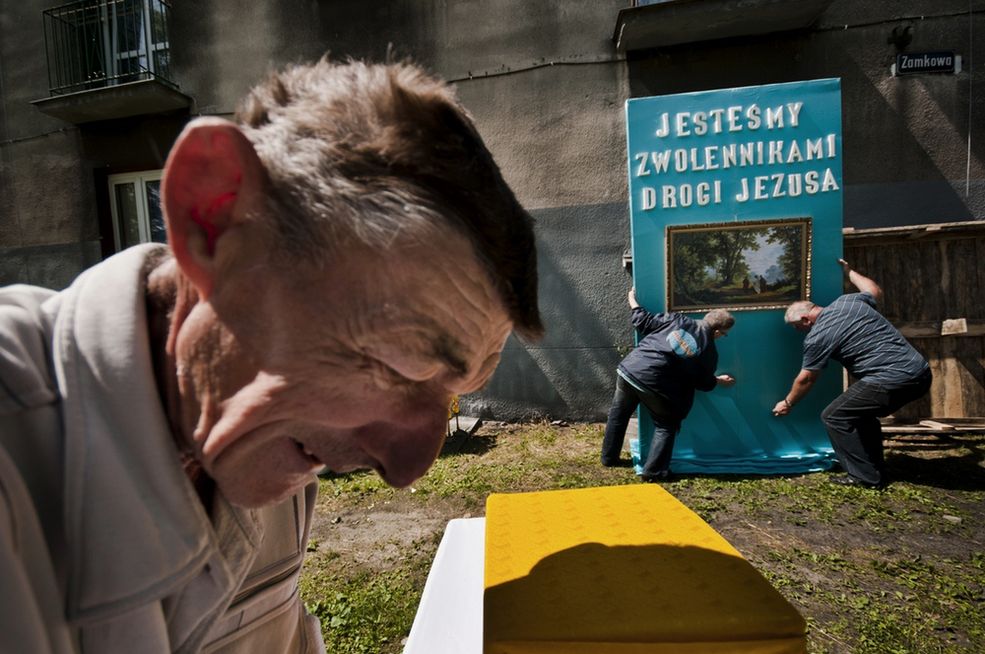 Znudziłeś się krajobrazami, czy fotografią?
Można powiedzieć, że równolegle ze słabnącym zamiłowaniem do krajobrazu – zacząłem dostrzegać, że to, co dzieje się poza polami, łąkami i jeziorami, jest znacznie ciekawsze. A już na pewno mniej przewidywalne.