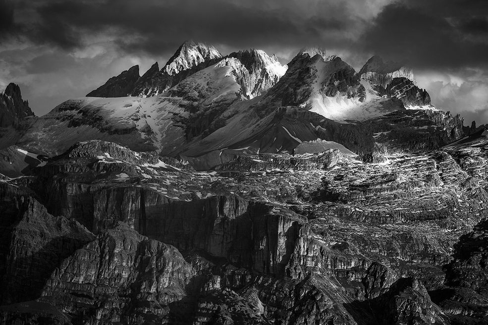 Cykl "The Power of Mountains" pokazuje niesamowitą różnorodność Dolomitów. Góry pokryte warstwami śniegu tworzą naturalne struktury, które są dodatkowo podkreślane niebanalnym oświetleniem.
- Po latach fascynacji wschodami i zachodami słońca przekonałem się, że często w zupełną niepogodę, w deszczu, zamieci śnieżnej, mgle – mogę wykonać najciekawsze zdjęcia. Fotografie często same proszą się o brak światła i zachmurzone niebo - mówi w rozmowie z nami Przemysław Kruk