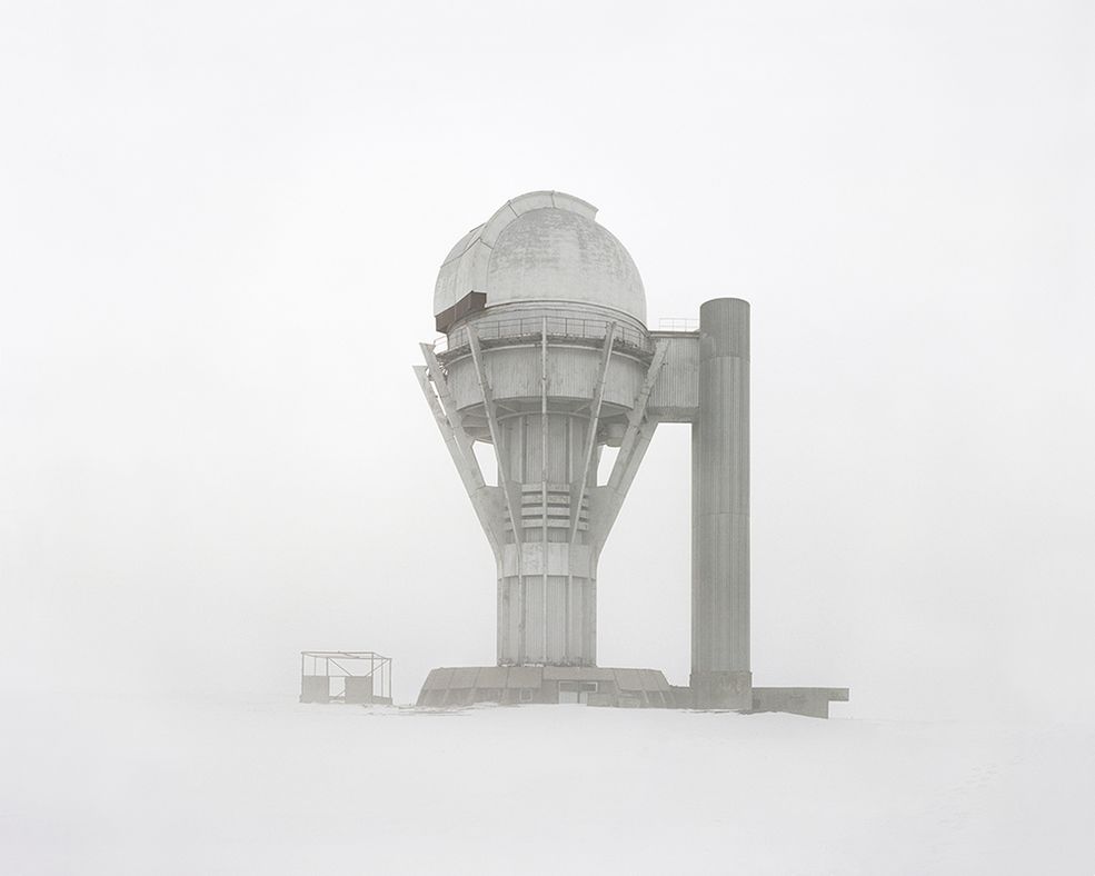 „Opuszczone budynki o niemal ludzkiej złożoności” to określenie, stosowane przez fotografa, by opisać obiekty, które fotografuje. Sednem projektu jest prezentowany brutalizm, jako wizualizacja idei socjalistycznego państwa, którym był ZSRR. Wydaję się, że jest w tym jakaś logika – dlaczego ktoś chciałby budować posągi i budowle w praktycznie opuszczonych miejscach jak nie tylko w celach propagandowych?