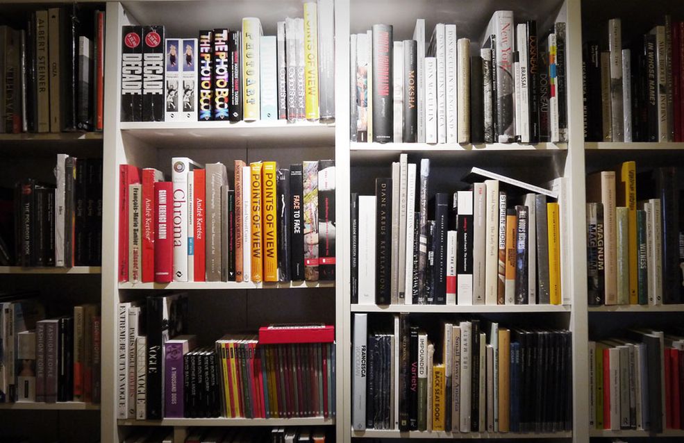8 Na 1. piętrze nie zabrakło biblioteczki z masą albumów oraz książek o fotografii. © Piotr Dopart