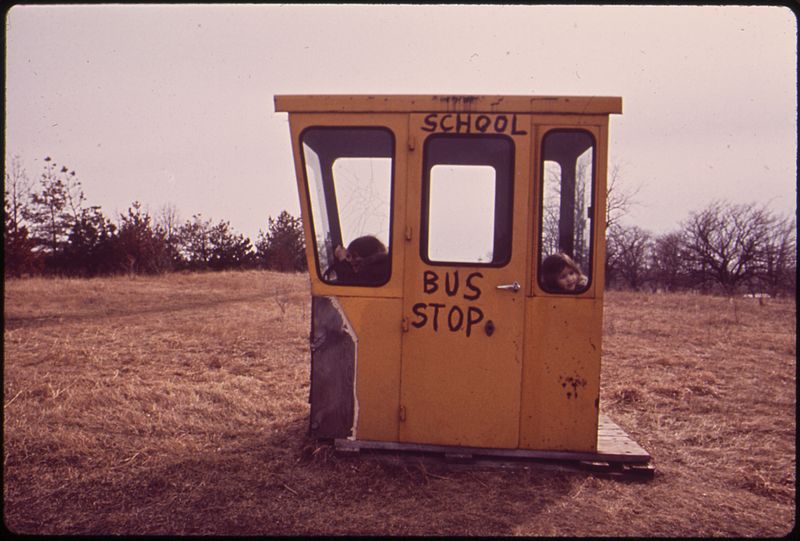 2 Dzieci bawią się w opuszczonym autobusie, 1973, fot. Paul Sequeira